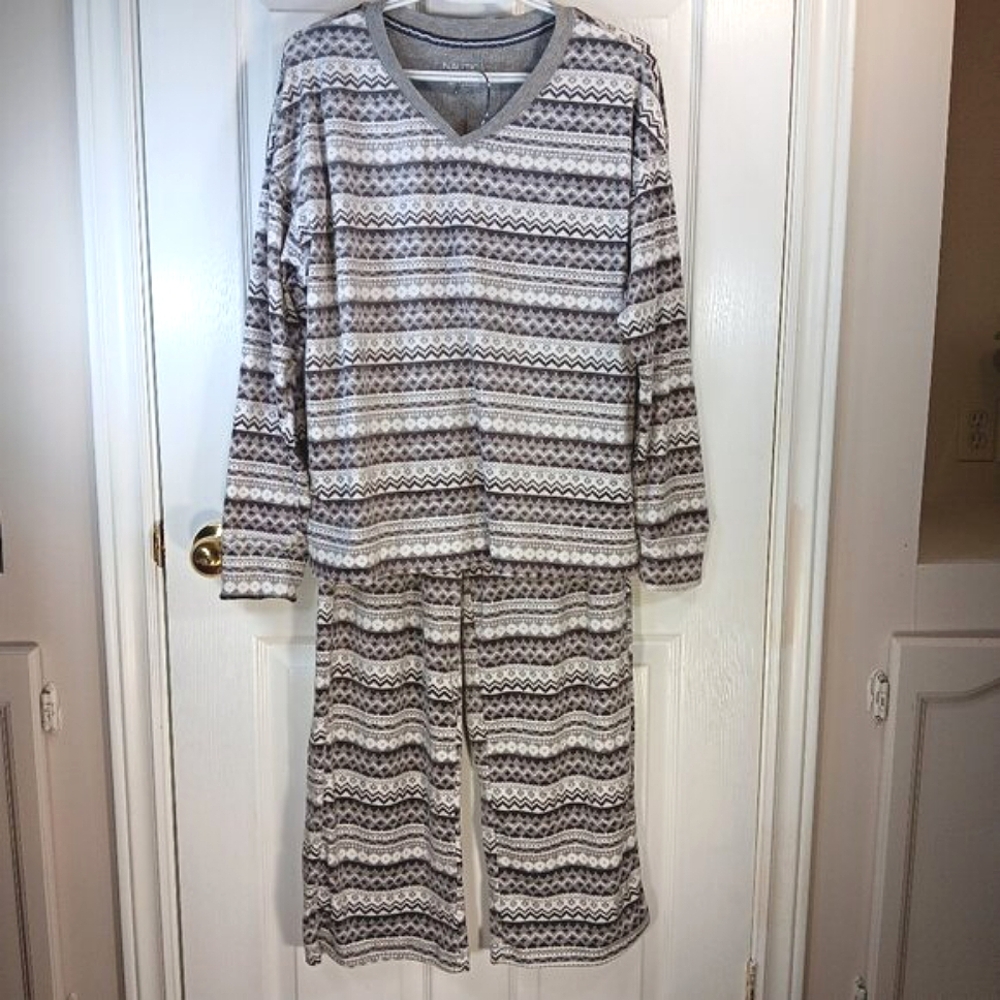 NWOT Nautica Fleece Pajamas Gray White Patterned Size M Cozy Winter Pajama Set